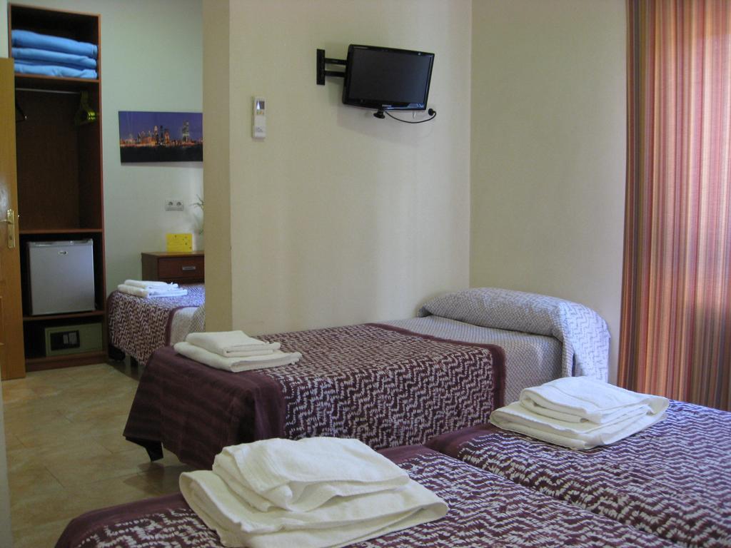 Hostal Tirso Plaza Мадрид Экстерьер фото