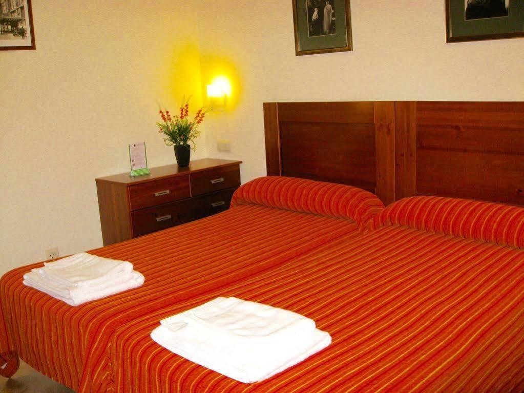Hostal Tirso Plaza Мадрид Экстерьер фото