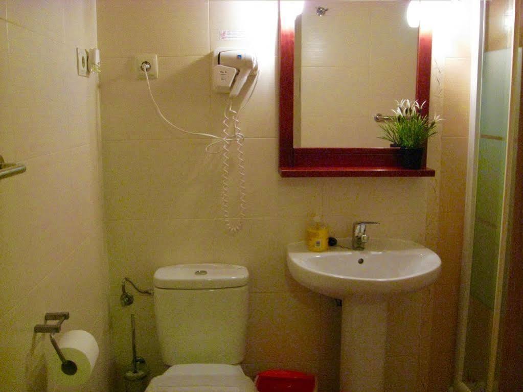 Hostal Tirso Plaza Мадрид Экстерьер фото