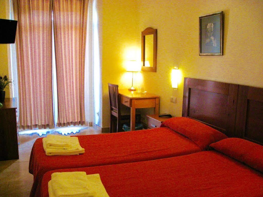 Hostal Tirso Plaza Мадрид Экстерьер фото