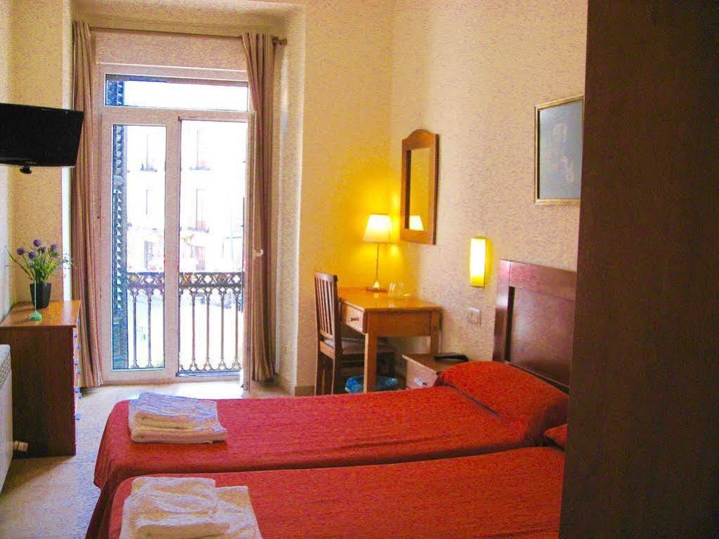 Hostal Tirso Plaza Мадрид Экстерьер фото