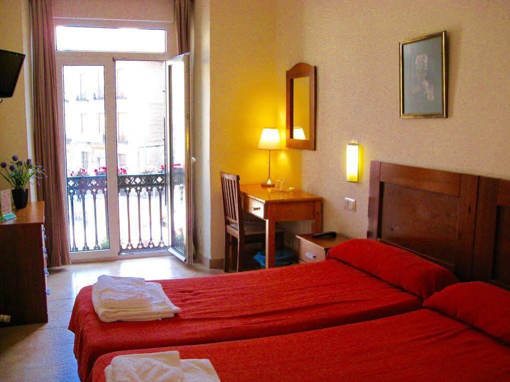 Hostal Tirso Plaza Мадрид Экстерьер фото