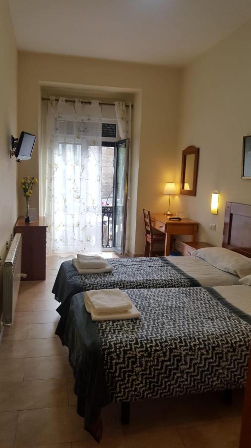 Hostal Tirso Plaza Мадрид Экстерьер фото